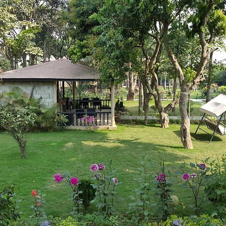 Hotel Parkland Sauraha Exterior photo