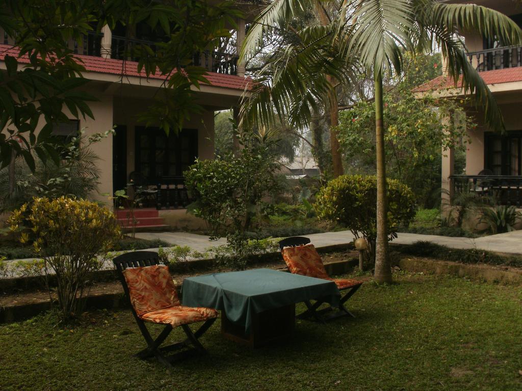 Hotel Parkland Sauraha Exterior photo