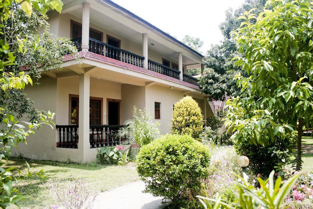 Hotel Parkland Sauraha Exterior photo
