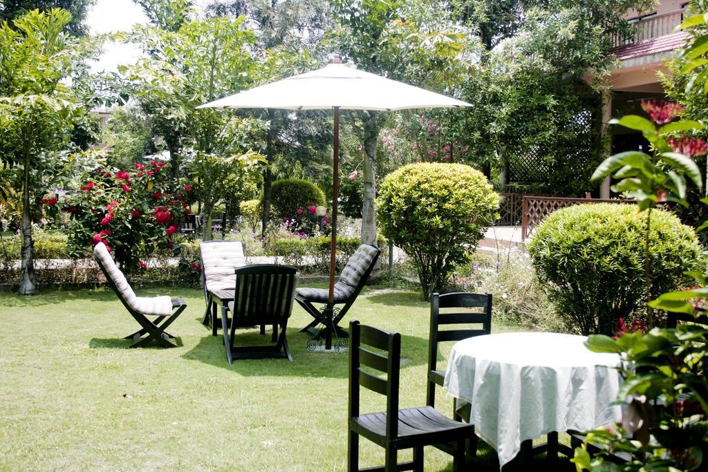 Hotel Parkland Sauraha Exterior photo