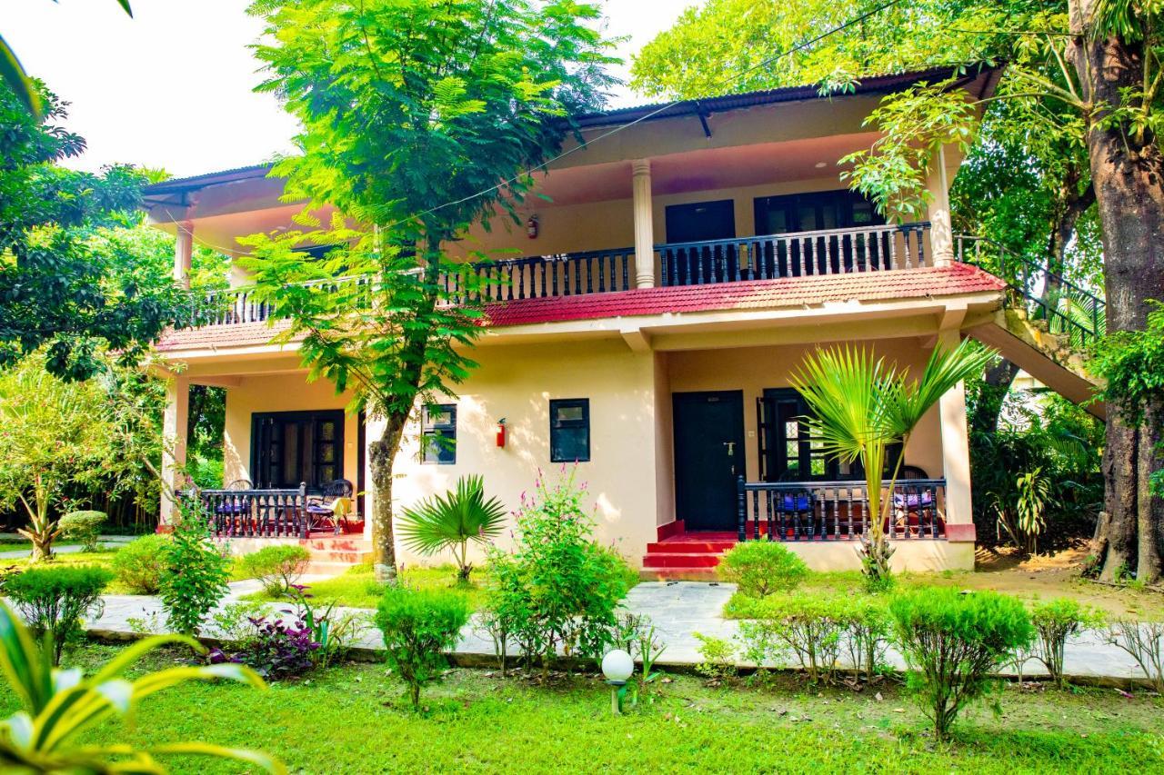 Hotel Parkland Sauraha Exterior photo