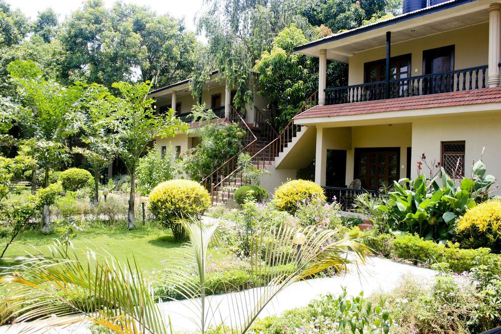 Hotel Parkland Sauraha Exterior photo