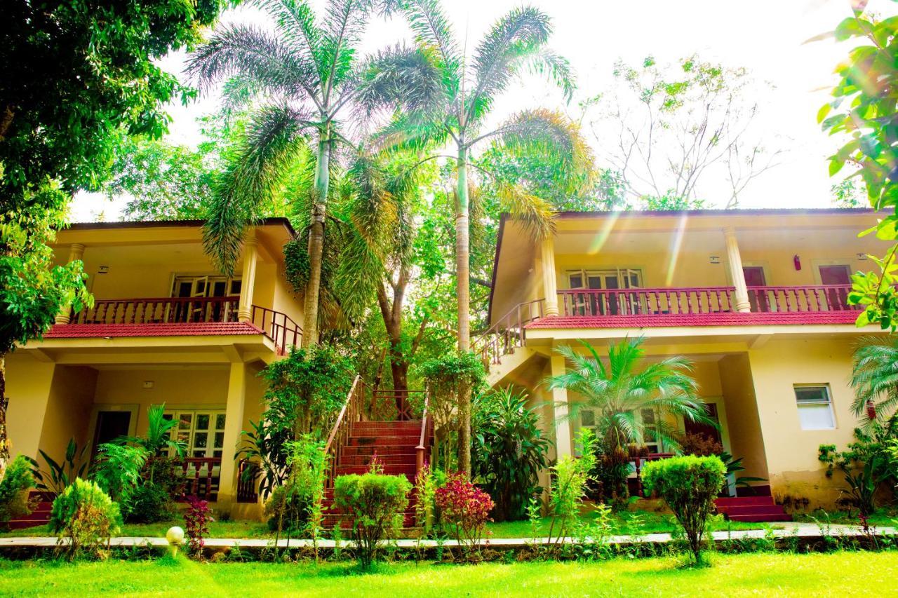 Hotel Parkland Sauraha Exterior photo