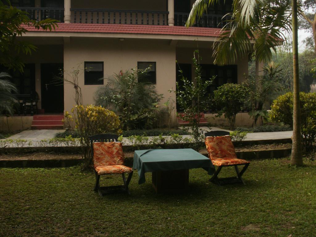 Hotel Parkland Sauraha Exterior photo
