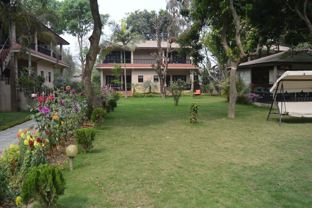 Hotel Parkland Sauraha Exterior photo