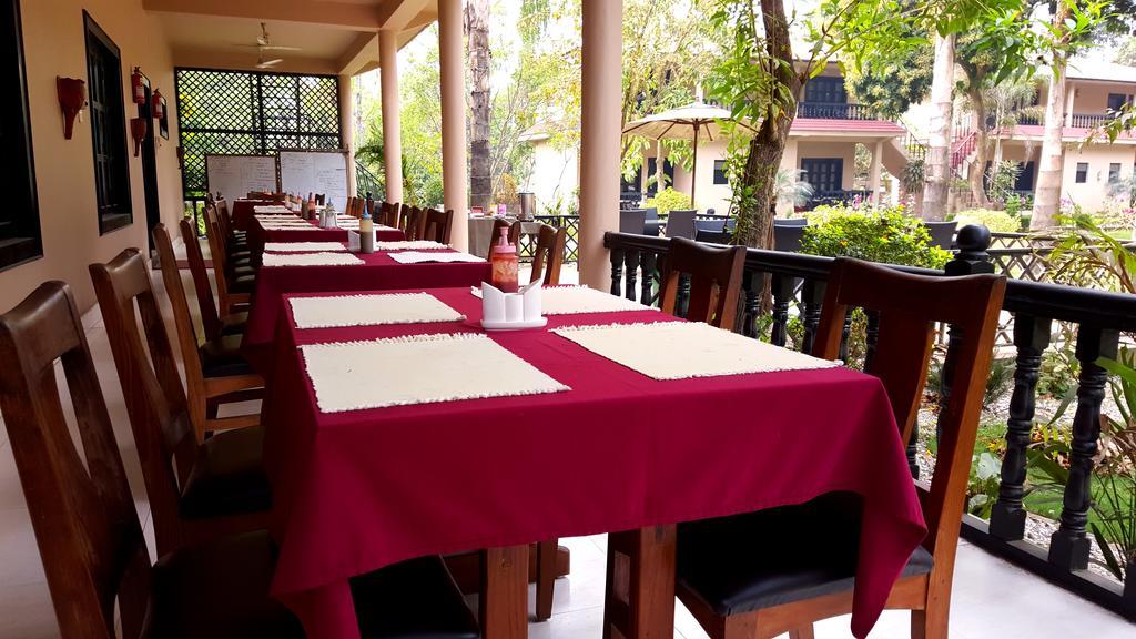 Hotel Parkland Sauraha Exterior photo
