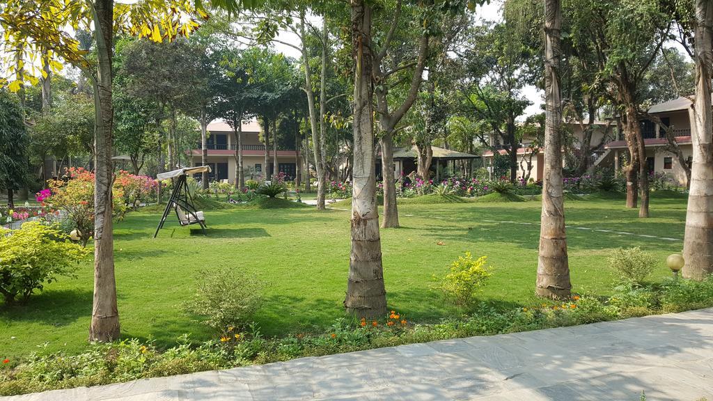Hotel Parkland Sauraha Exterior photo