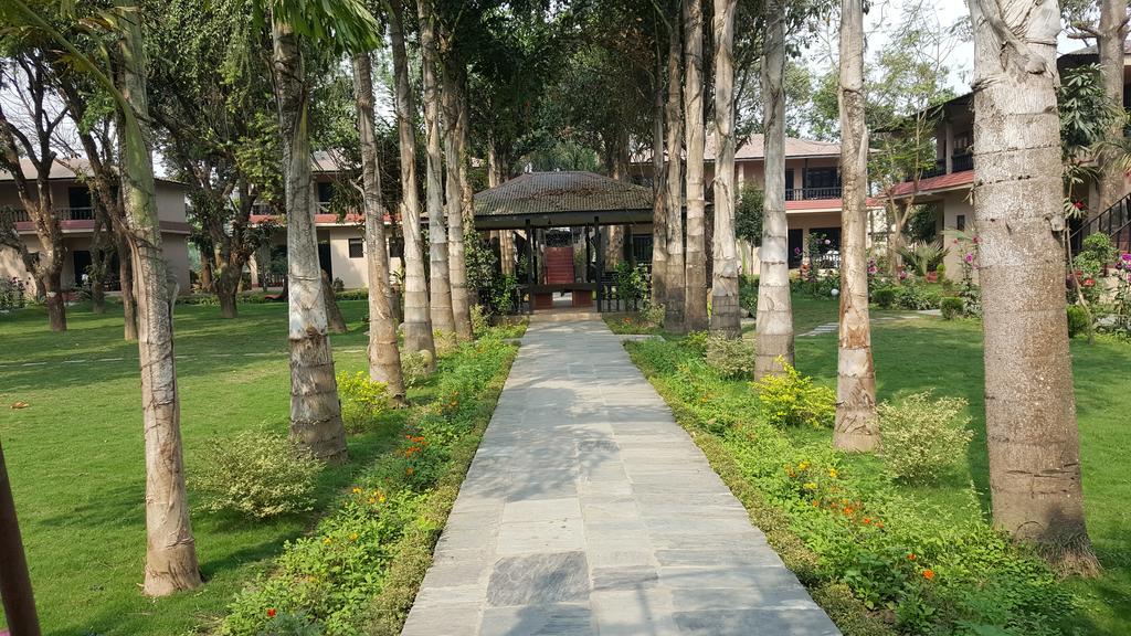 Hotel Parkland Sauraha Exterior photo