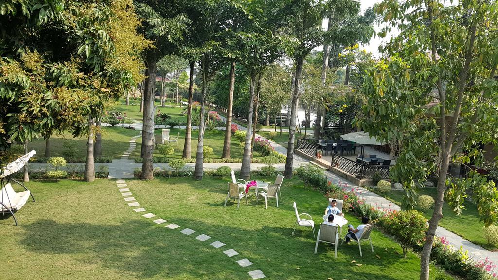 Hotel Parkland Sauraha Exterior photo