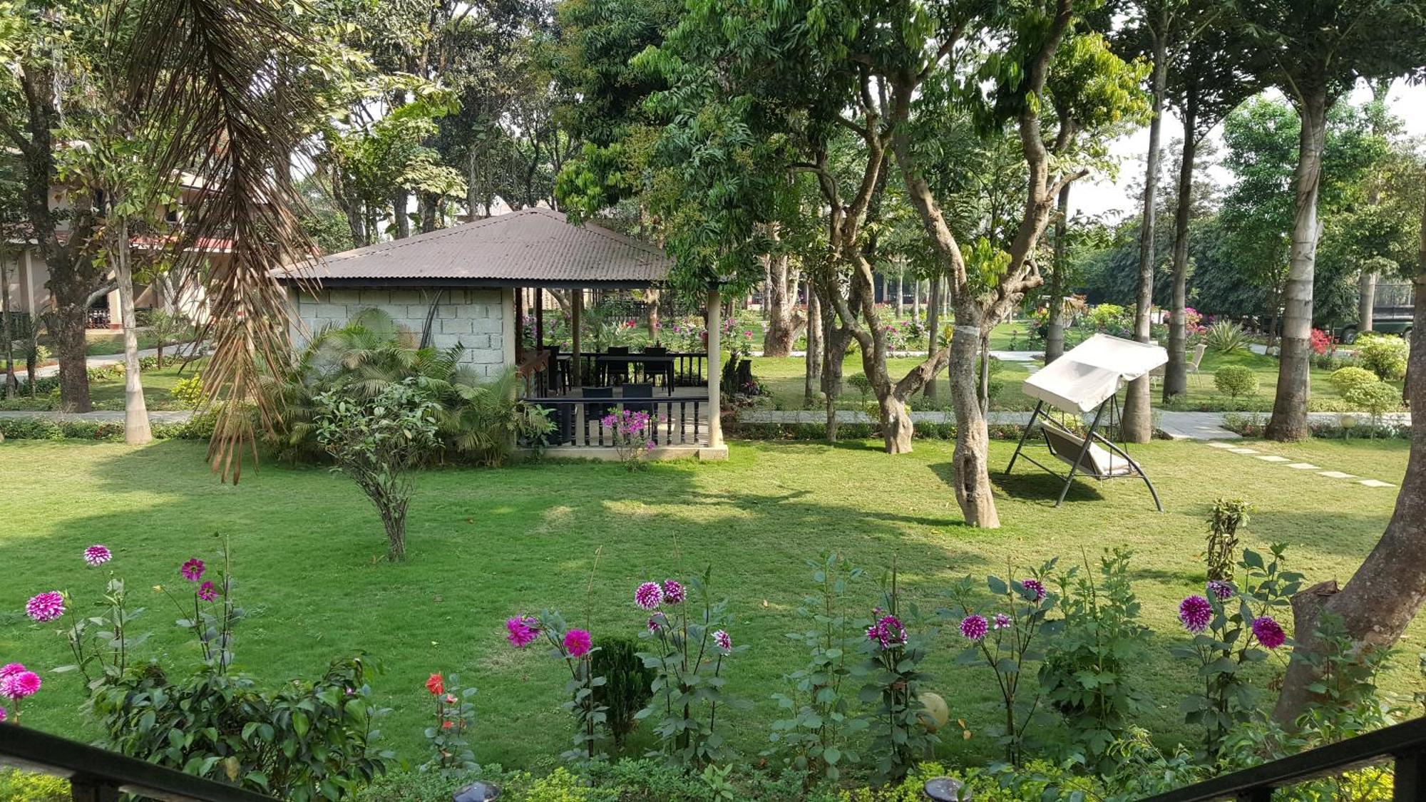 Hotel Parkland Sauraha Exterior photo
