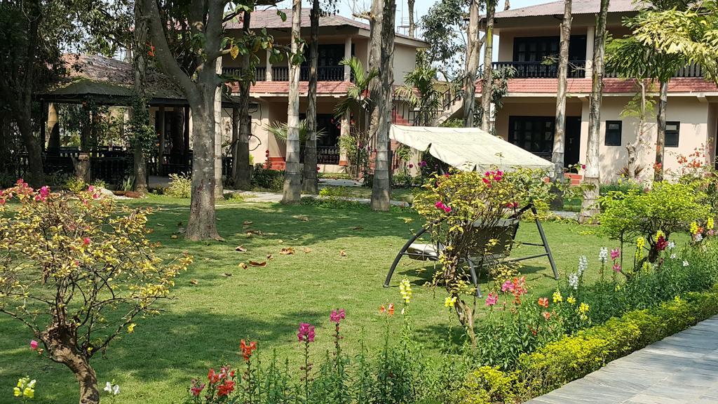 Hotel Parkland Sauraha Exterior photo