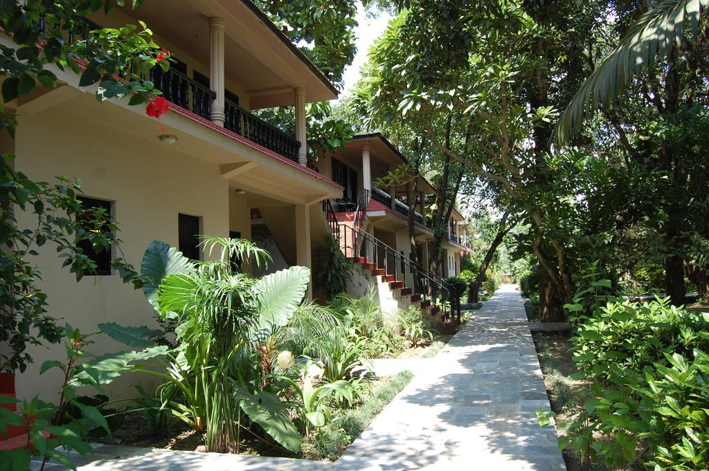 Hotel Parkland Sauraha Exterior photo