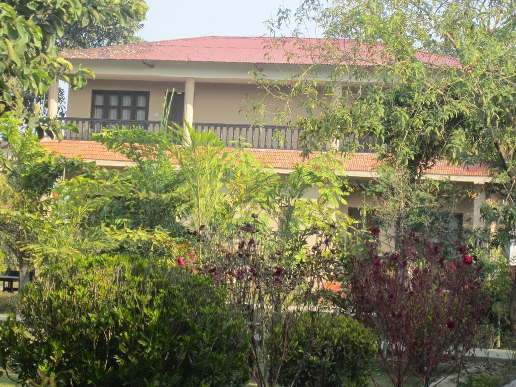 Hotel Parkland Sauraha Exterior photo