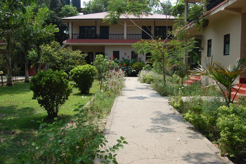 Hotel Parkland Sauraha Exterior photo