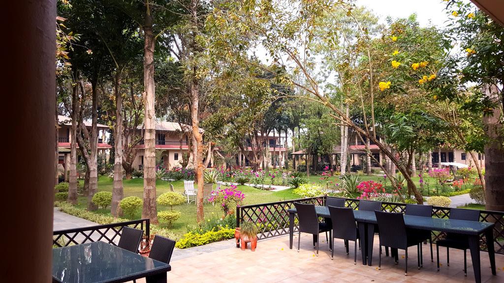 Hotel Parkland Sauraha Exterior photo