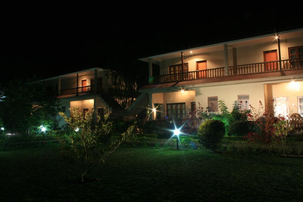 Hotel Parkland Sauraha Exterior photo
