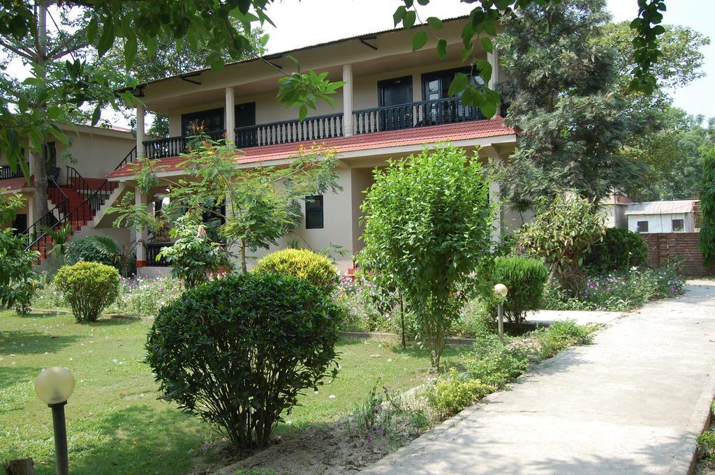 Hotel Parkland Sauraha Exterior photo
