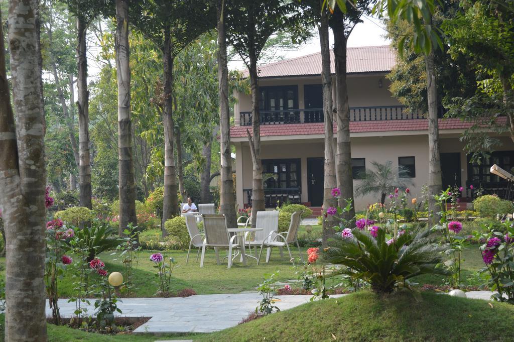 Hotel Parkland Sauraha Exterior photo