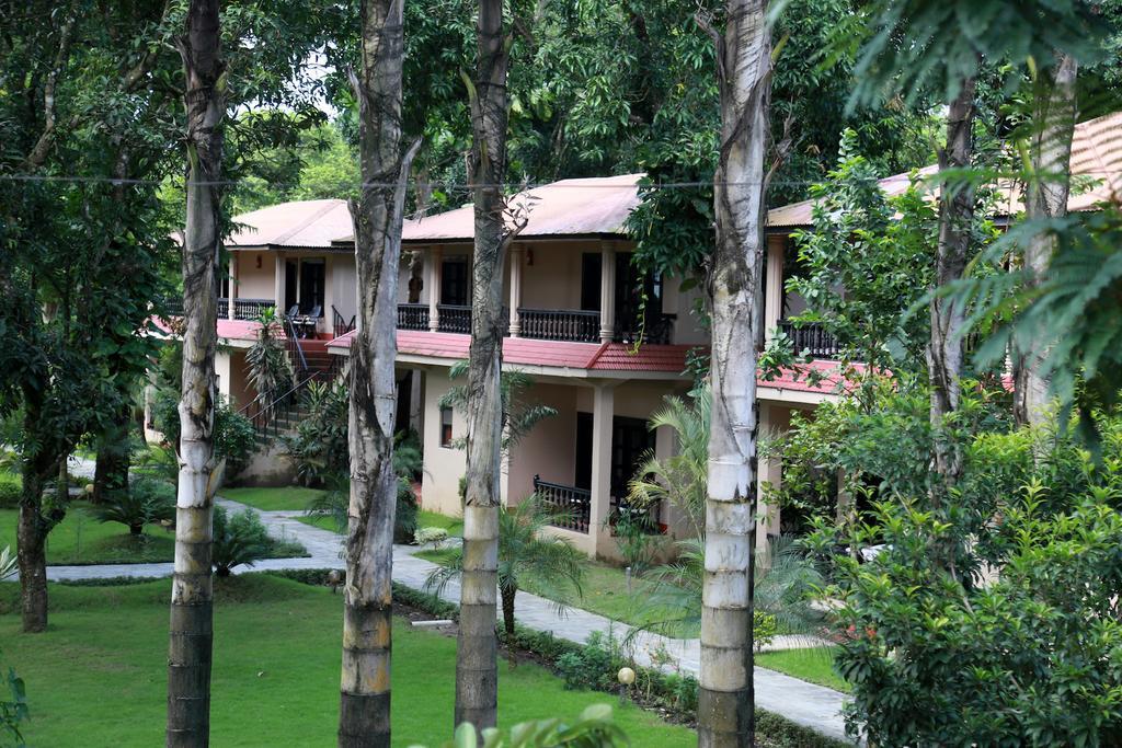 Hotel Parkland Sauraha Exterior photo