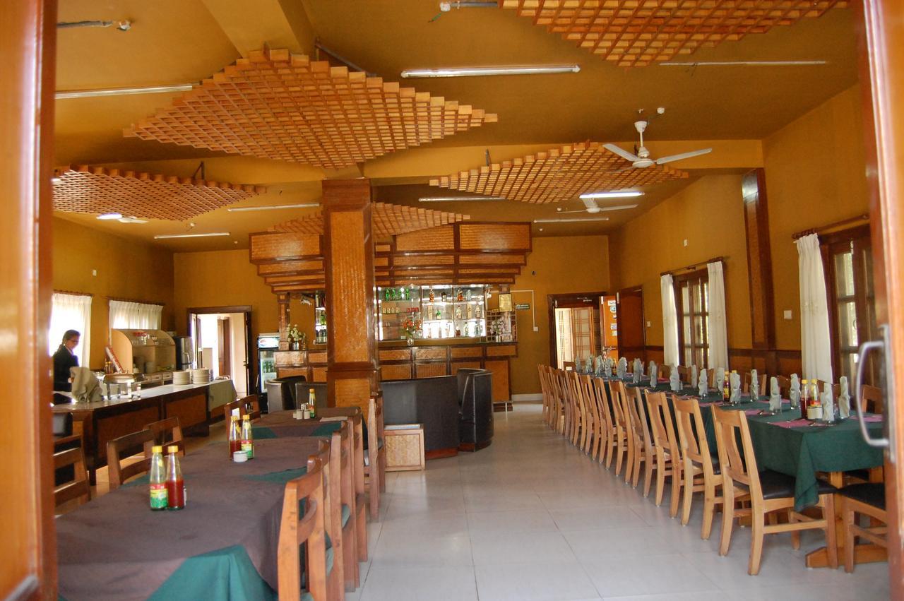 Hotel Parkland Sauraha Exterior photo